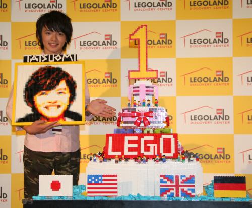 「レゴランド・ディスカバリー・センター東京」のオープン１周年イベントで、自身が制作を手伝ったレゴブロック製バースデーケーキを前に笑顔の濱田龍臣