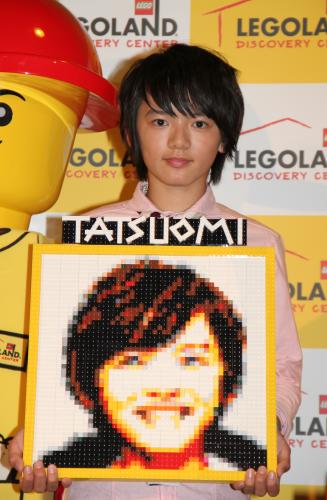 「レゴランド・ディスカバリー・センター東京」のオープン１周年イベントで、自身の描かれたモザイクアートをプレゼントされた濱田龍臣