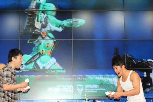 バトロボーグの対戦で「パンクブーブー」の佐藤哲夫（左）に敗れる武井壮