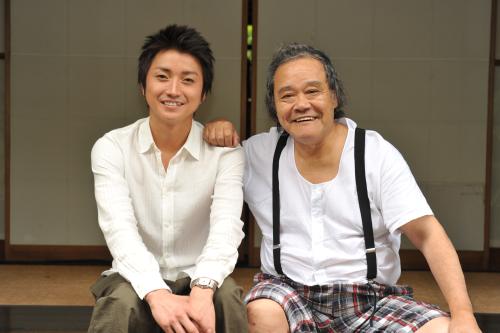 結婚後初のドラマとなるテレビ朝日「いねむり先生」で主演する藤原竜也（左）と共演の西田敏行