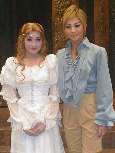 「ロミオとジュリエット」新人公演で主演した礼真琴（右）と城妃美伶