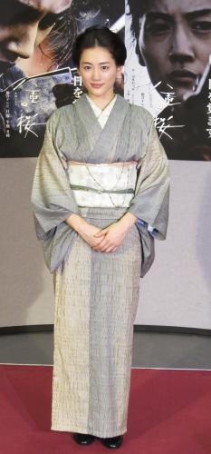 主演する「八重の桜」試写会に出席した綾瀬はるか。収録の合間のため着物にブーツ姿だった
