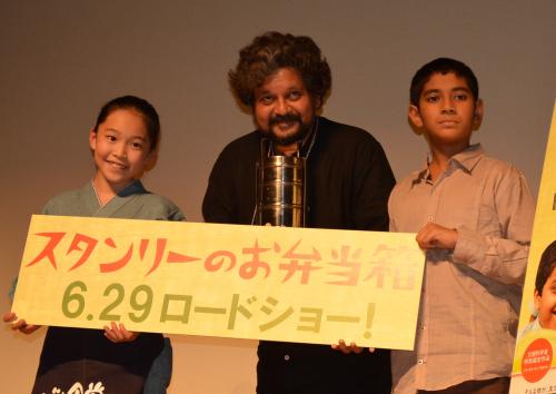 インド映画「スタンリーのお弁当箱」試写会で舞台あいさつした（左から）こごまちゃん、アモール・グプテ監督、主演の子役パルソー