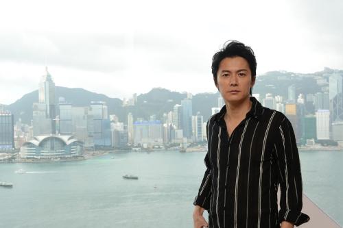 現地媒体に向けた記者会見を行ったペニンシュラホテルから、香港の絶景をバックに記念撮影した福山雅治