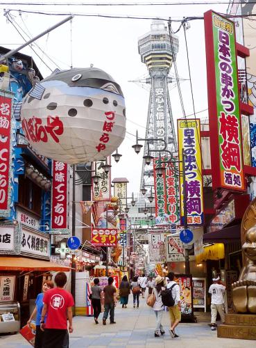 串カツ店などがひしめく大阪・新世界の通り。後方は通天閣