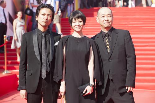 29日、モスクワ国際映画祭の閉幕式に出席した（左から）俳優の大西信満、主演女優の真木よう子、大森立嗣監督
