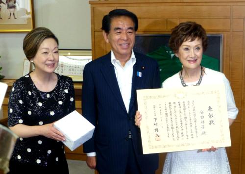 下村文科相（中央）から文部科学大臣表彰を受け、笑顔を見せる声楽家の安田祥子。左は妹の由紀さおり