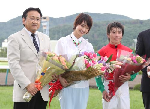 七夕賞を制したマイネルラクリマの（左から）上原調教師、柴田大騎手はプレゼンターの剛力彩芽と笑顔