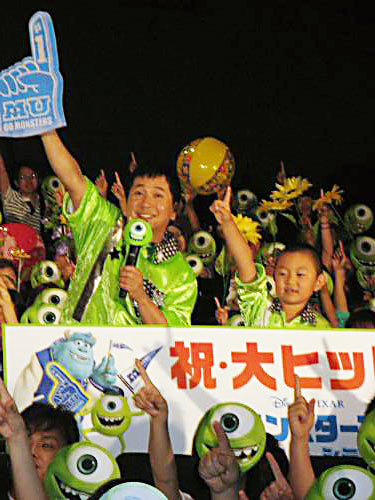 映画「モンスターズ・ユニバーシティ」の大ヒット御礼イベントに登場した田中裕二　（左）と佐藤和太