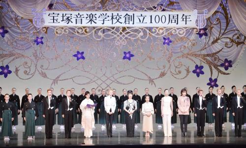 宝塚音楽学校創立１００周年の記念式典で、校歌を斉唱する（中央前列左から）檀れい、紫苑ゆう、加茂さくら、八千草薫、麻実れい、真琴つばさら出席者