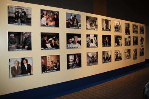 三国連太郎さんのお別れの会で展示された２６作品のショット