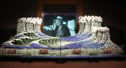 三国連太郎さんお別れの会で飾られた、海をイメージした祭壇