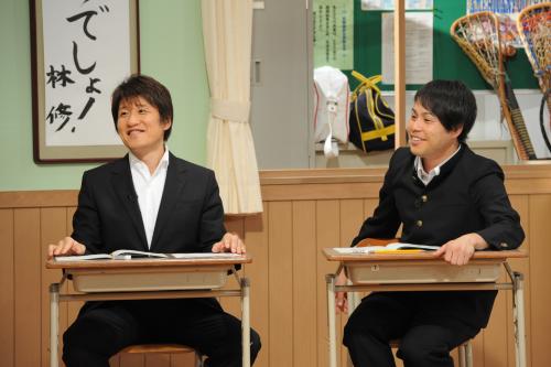 自身初の冠番組となるテレビ朝日「林修先生の今やる！ハイスクール」で生徒役となる林修氏（中央）。右は初回の「学友」ＮＯＮ　ＳＴＹＬＥの井上裕介