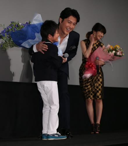 子役の山崎光から花束を受け取り笑顔で抱きしめる福山雅治。右は吉高由里子