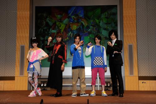 「仮面ライダー鎧武／ガイム」制作発表に出席した（左から）志田友美、小林豊、佐野岳、高杉真宙、久保田悠来