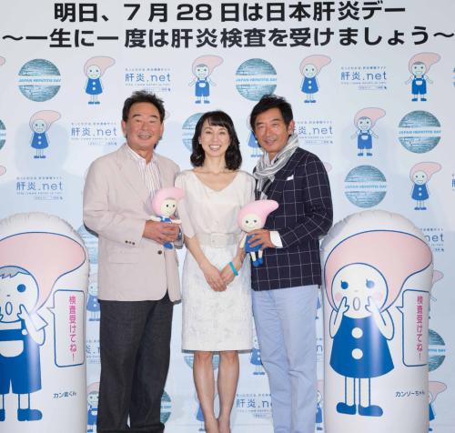 日本肝炎デーのＰＲイベントに出席した（左から）東尾修氏、東尾理子、石田純一夫妻