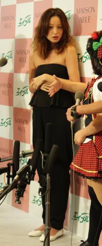 「ＭＡＩＳＯＮ　ＡＢＬＥ」オープン記念イベントに出席、お腹の上に手を置く西山茉希
