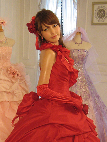 結婚することが分かった藤井リナ。０９年６月、自らプロデュースしたウエディングドレスをまとう