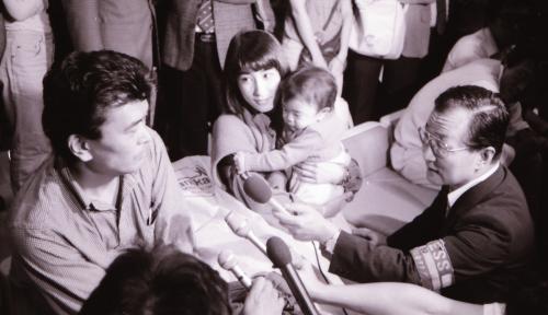 １９８３年１０月５日、夫・照実氏、長女・宇多田ヒカルとニューヨークから帰国する藤圭子さん
