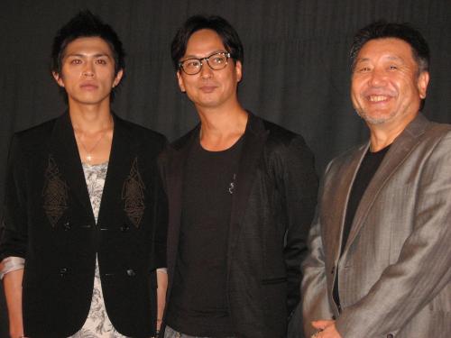 映画「ＲＥＴＵＲＮ」の初日舞台あいさつに出席した（左から）山本裕典、椎名桔平、原田眞人監督