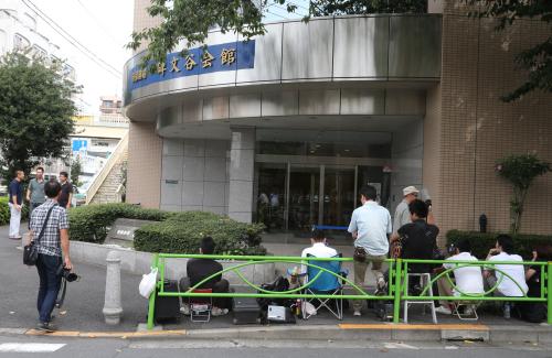 藤圭子さんの遺体が安置される斎場前に集まる報道陣