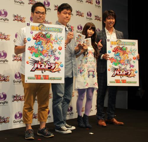 「パズドラＺ」緊急発表会に出席した（左から）山本大介プロデューサー、作曲家の伊藤賢治、中川翔子、森下一喜社長