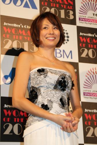 「第１回ウーマン　オブ　ザ　イヤー」授賞式に出席した米倉涼子