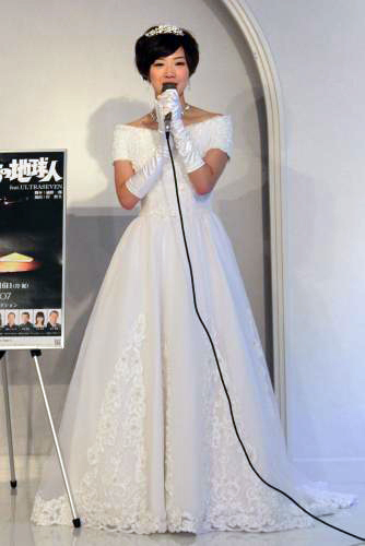 「独りぼっちの地球人ｆｅａｔ．ＵＬＴＲＡＳＥＶＥＮ」記者会見でウエディングドレス姿を初披露した田名部生来
