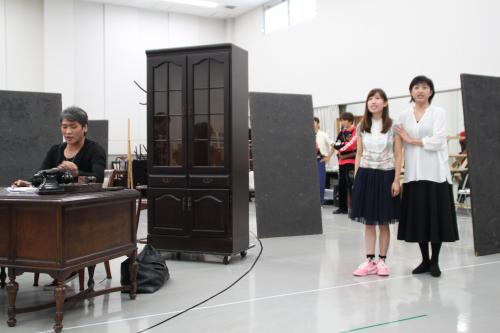 ミュージカル「ＳＥＭＰＯ」の公開けいこで熱演する（左から）吉川晃司、片山陽加、鈴木ほのか