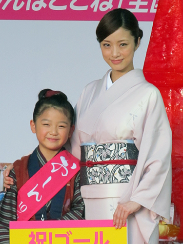 映画「おしん」全国キャンペーン・ゴールイベントに登場した濱田ここね（左）と上戸彩