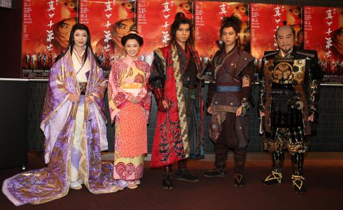 舞台「真田十勇士」の出演者（左から）賀来千香子、倉科カナ、上川隆也、柳下大、里見浩太朗