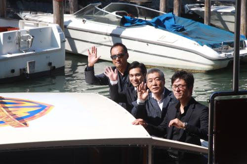 ベネチア国際映画祭でボートで会見場に入る（左から）渡辺謙、柳楽優弥、柄本明、李相日監督