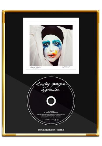 レディー・ガガのシングル「アプローズ」の初回盤購入者から、抽せんで５人にプレゼントされるゴールドディスク風の特製ディスク。