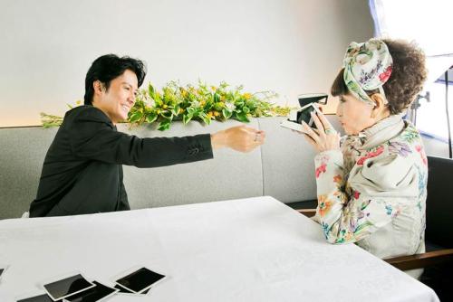 カメラで福山雅治（左）の写真を撮影する黒柳徹子。福山が趣味のカメラの話で盛り上がった