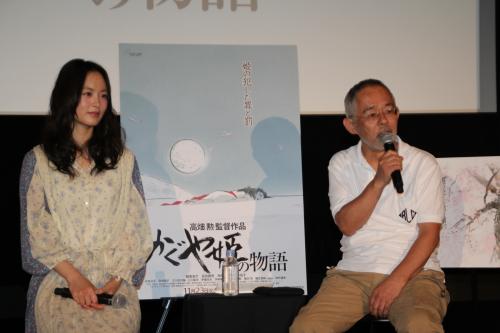 「かぐや姫の物語」中間報告会見に出席した朝倉あき（左）と鈴木敏夫プロデューサー