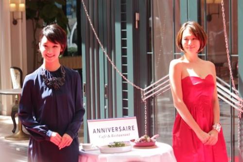 「アニヴェルセル　カフェ＆レストランリニューアルオープン記念イベントに出席、笑顔を見せる剛力彩芽（左）と米倉涼子