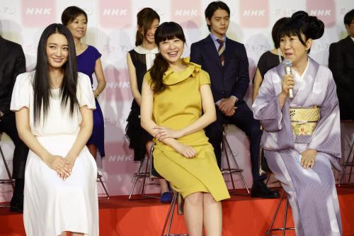 ＮＨＫの連続テレビ小説「花子とアン」の出演者会見で、笑顔を見せる（左から）仲間由紀恵、吉高由里子、室井滋