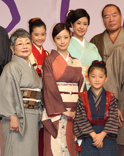 映画「おしん」完成披露会見に出席した（前列左から）泉ピン子、上戸彩、濱田ここね（後列左から）井頭愛海、小林綾子、ガッツ石松