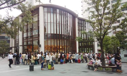 ２２日に最終回を迎えたＴＢＳ「半沢直樹」の「倍返し饅頭（まんじゅう）」を求めて、東京・赤坂のＴＢＳショップに並ぶ人々