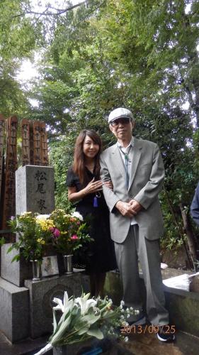 故松尾和子さんの墓前に、新曲のリリースを報告した歌手の杉真里と作曲家の青山八郎氏