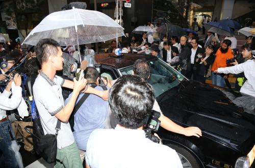 尾上松也の乗ったタクシーを取り囲む報道陣