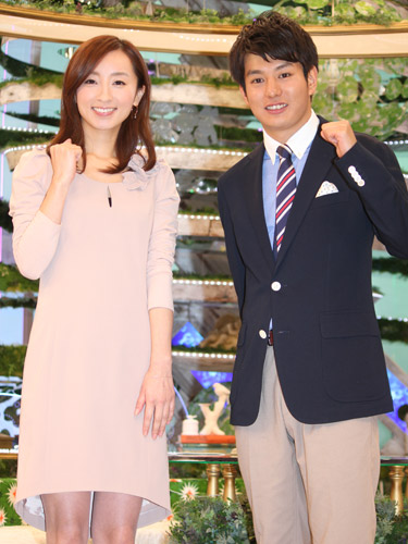 今年３月の制作発表会見でガッツポーズする西尾由佳理アナ（左）と中村光宏アナ。しかし、番組は半年で終了