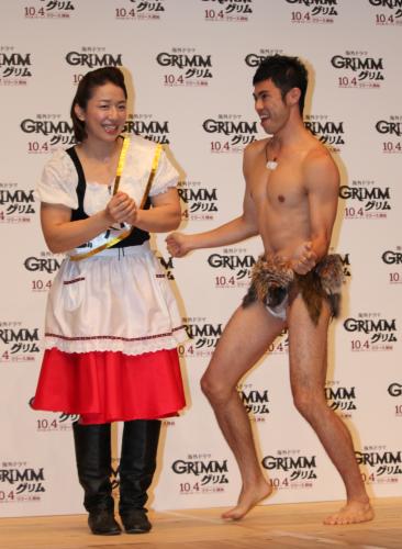 米国ドラマ「グリム」ブルーレイ＆ＤＶＤリリース記念イベントで、小島よしお（右）に迫られ、照れる浜口京子