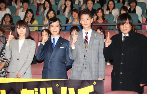 ドラマ「リーガルハイ」完成披露試写会に出席した（左から）新垣結衣、堺雅人、岡田将生、松平健