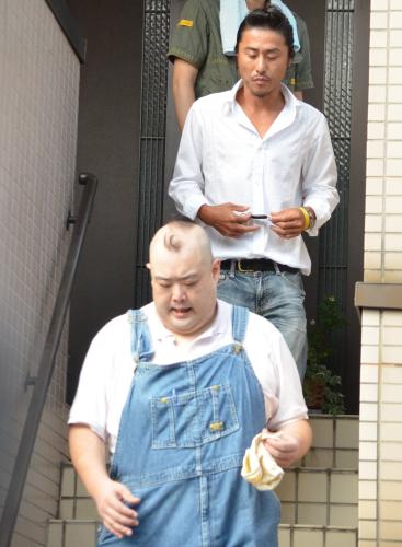 １３時４０分ごろ、横浜市の桜塚やっくんの実家を弔問に訪れたデビュー前のバンド仲間。ミュージシャンのＩＳＡＯさん（上）とＭＣムッチーさん