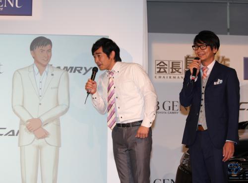 「ＣＬＵＢ　ＧＥＮＴ　Ｓｕｐｐｏｒｔｅｄ　ｂｙ　ＴＯＹＯＴＡ　ＣＡＭＲＹ」発足記念イベントで、ＣＧの島耕作（左）に一生懸命絡むハマカーンの浜谷健司（中央）と神田伸一郎