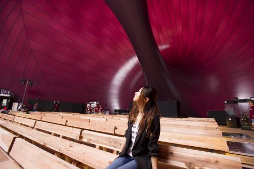 松島に完成した風船型コンサートホール「アーク・ノヴァ」の天井を見上げる倉木麻衣