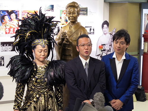 美空ひばりさんの銅像の前で会見する長男の加藤和也さん（中央）