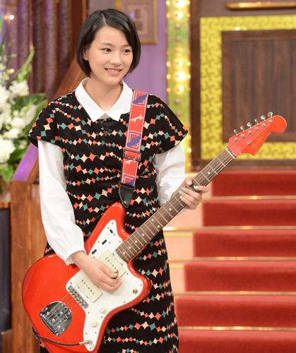 「しゃべくり００７」に出演、ギターの腕前を披露する能年玲奈（Ｃ）日本テレビ