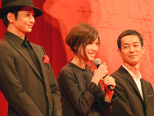 映画「ＳＰＥＣ」の完成披露試写会に登場した（左から）向井理、戸田恵梨香、加瀬亮